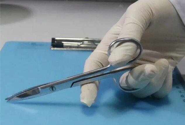 正確持握手術(shù)剪的姿勢(shì)